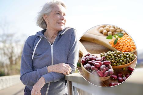 vitalna starija žena naslonjena na ogradu od trim staze/mahunarke