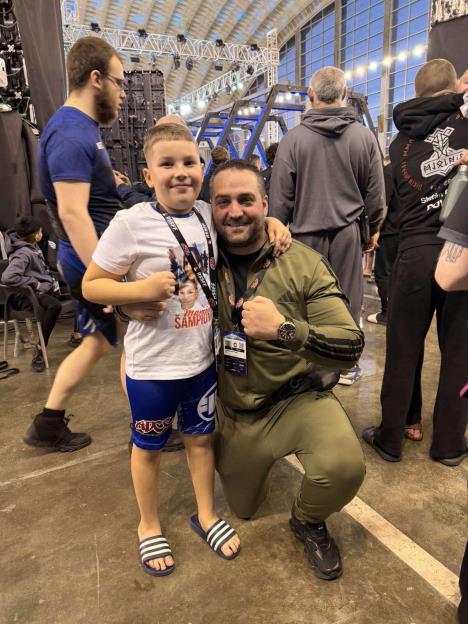 LOZNICA - Sa trenerom Aleksandrom Tomićem.jpg