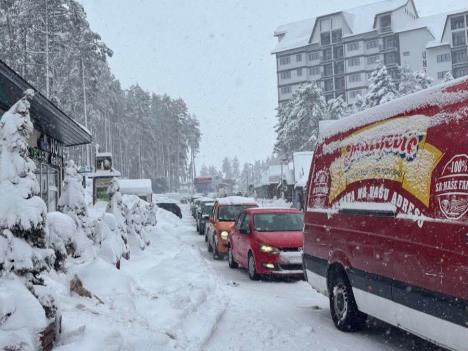 Zlatibor, kolaps u saobraćaju zbog snega
