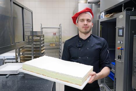 Marko pravi najbolje krempite na Bledu