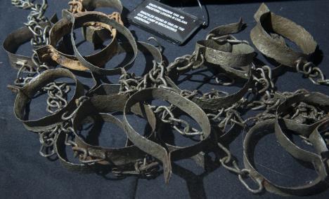 Okovi za zatvorenike u Memorijalnom muzeju Jasenovac
