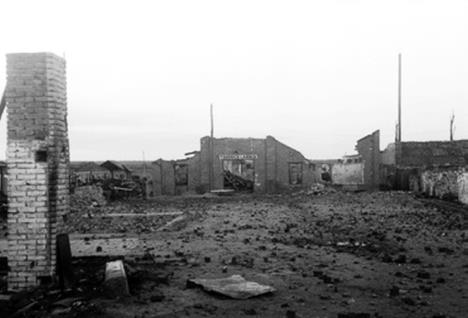 Ostaci logorskih zgrada Jasenovca koje su ustaše uništavale pri odstupanju. Fotografija od 5. maja 1945. godine