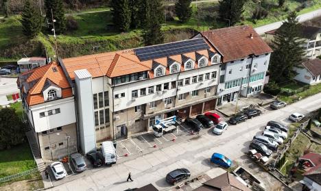 MALI ZVORNIK - Solarna-elektrana na krovu opštine.jpg