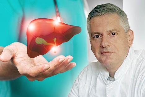 dr Dušan Vešović/lekar drži model jetre, ilustracija