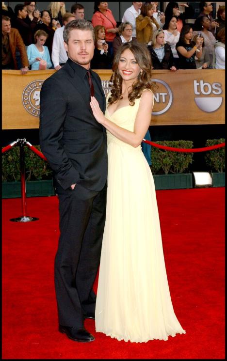 Erik Dejn i Rebeka Gejhart zagrljeni na crvenom tepihu