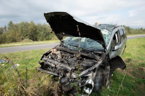 saobraćajka saobraćajna nesreća smrskan automobil ilustracija