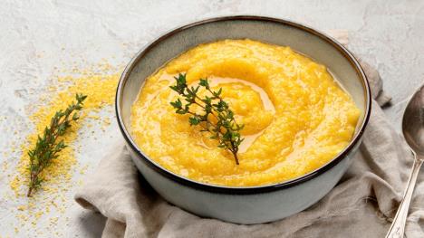 činija sa kačamakom i grančicom začinskog bilja