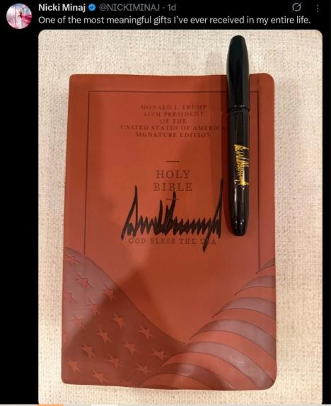 Biblija sa autogramom Donalda Trmpa koju je Niki Minaž dobila