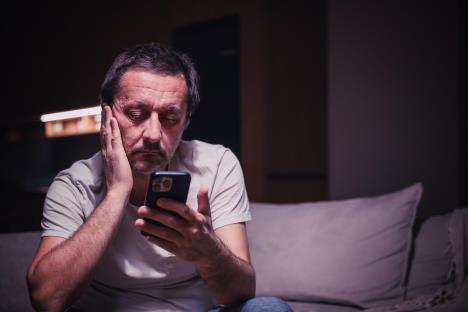 muškarac gleda u telefon