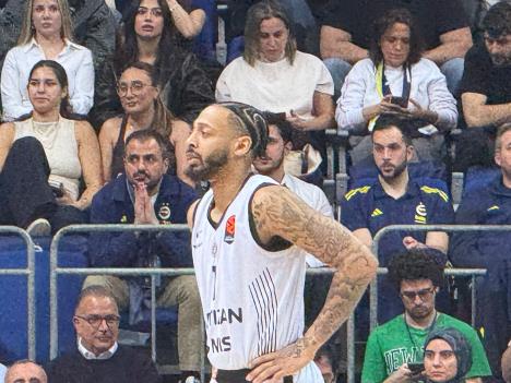 Karlik Džons, Partizan