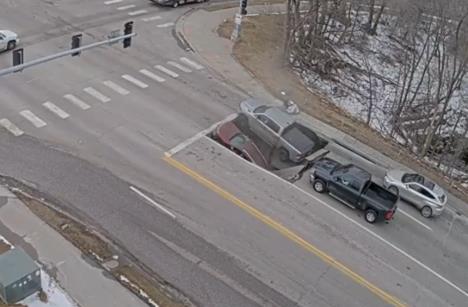 automobili propadaju u rupu