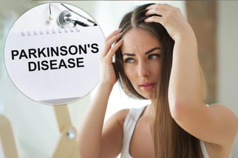 devojka pred ogledalom posmatra svoju kosu/natpis Parkinsonova bolest