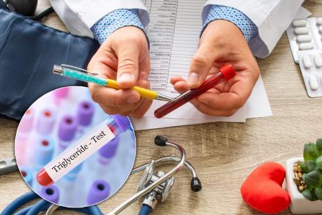 doktor drži epruvetu sa uzorkom krvi/trigliceridi