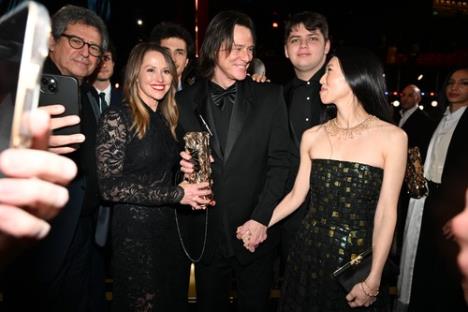 Džim Keri sa devojkom