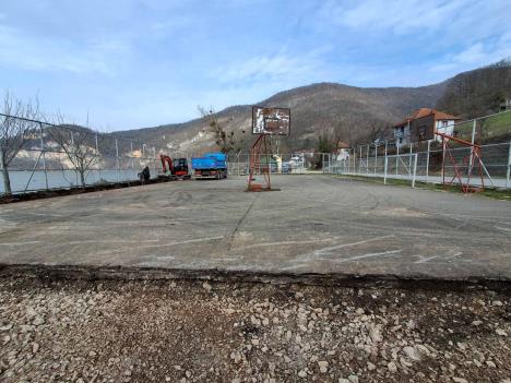 MALI ZVORNIK - Radovi na igralištu.jpg