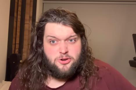 Jutjuber snima kratki video u kućnom studiju (1).PNG