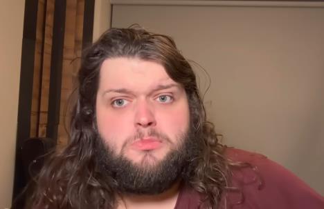 Jutjuber snima kratki video u kućnom studiju (2).PNG