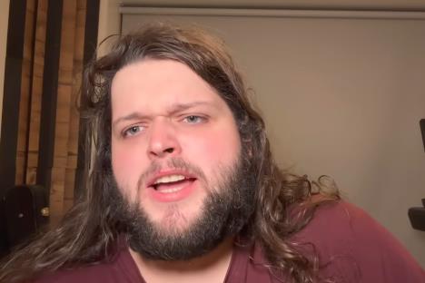 Jutjuber snima kratki video u kućnom studiju (3).PNG