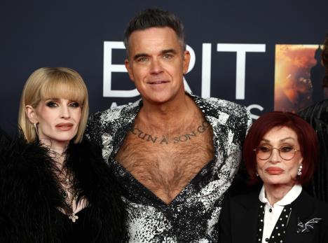 Keli Ozborn i Šeron Ozborn sa Robijem Vilijamsom na dodeli BRIT nagrada