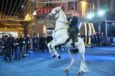 Andrea Bočeli na Sanremo stigao na konju