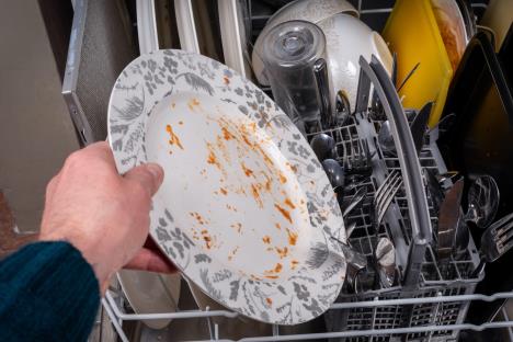 Prljavi sudovi u mašini za pranje posuđa