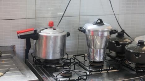 Dva ekspres lonca na kuhinjskom šporetu