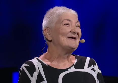 Jasna Bačarević u studiju kviza „Potera“ tokom razgovora sa Jovanom Memedovićem