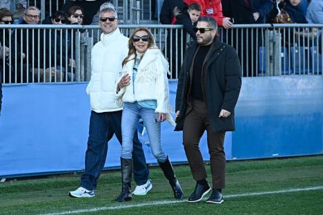 Ana Obregon na fudbalskoj utakmici