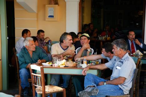 Ljudi sede u kafani i jedu