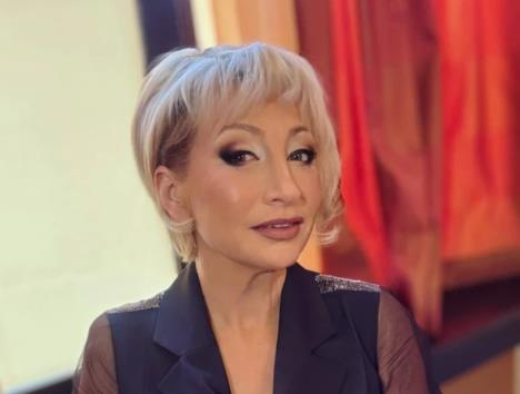 Sociolog Mira Radeva u plavoj svilenoj bluzi.jpg