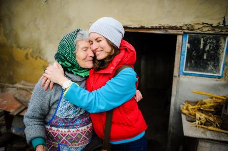 Baka i unuka se grle i smeju