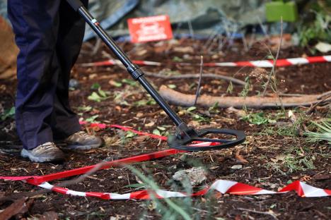 Muškarac detektorom za metal pretražuje zemljište