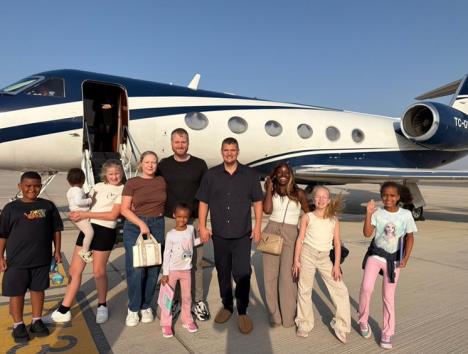 Biznismen Samuel Lids sa porodicom ispred privatnog aviona