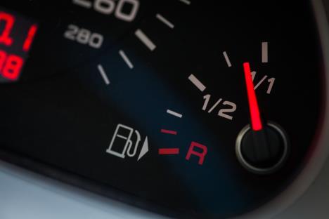 strelica pored znaka pumpe na instrument tabli pokazuje na kojoj strani se nalazi rezervoar za gorivo