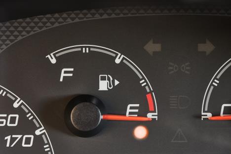 strelica pored znaka pumpe na instrument tabli pokazuje na kojoj strani se nalazi rezervoar za gorivo