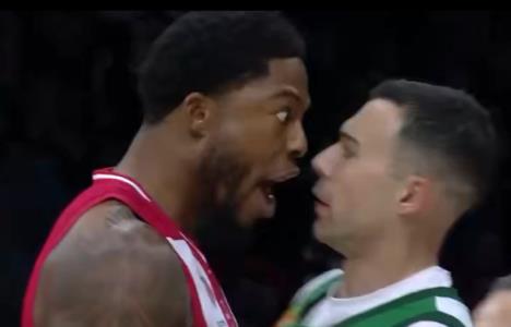 Tajrik Džons i Kostas Slukas.jpg