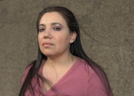 Namrštena crnokosa žena u rozoj majici