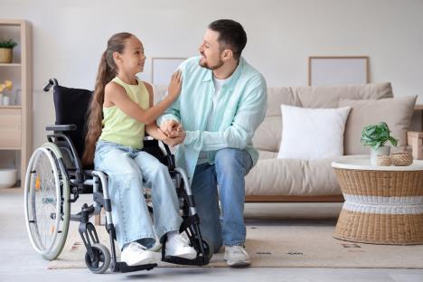 Otac sa ćerkom koja je u kolicima