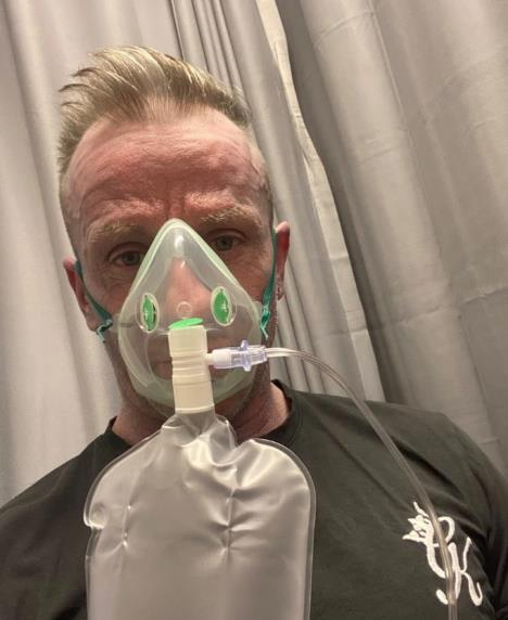 Muškarac sa plavom bojom kože nakon spavanja u novoj posteljini (2).PNG