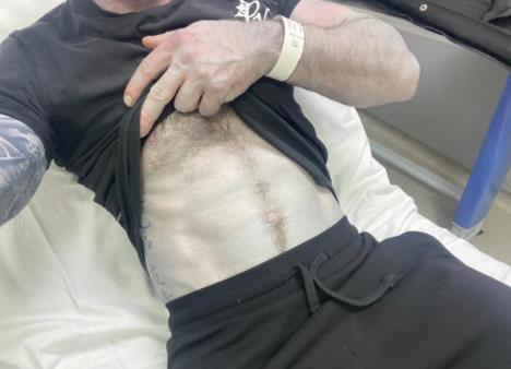 Muškarac sa plavom bojom kože nakon spavanja u novoj posteljini (6).PNG