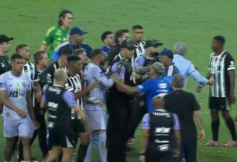 Tuča fudbalera na utakmici Kruzeiro - Atletiko Mineiro