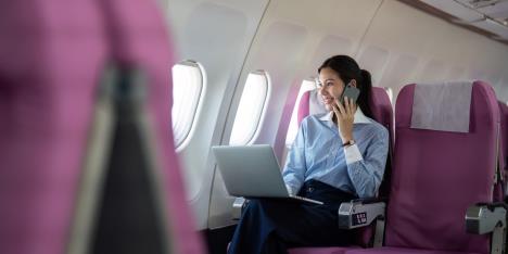 žena telefonira u avionu