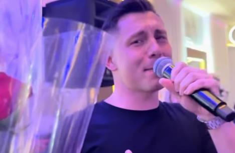 Dijamanti bend poklanjali ruže na nastupu