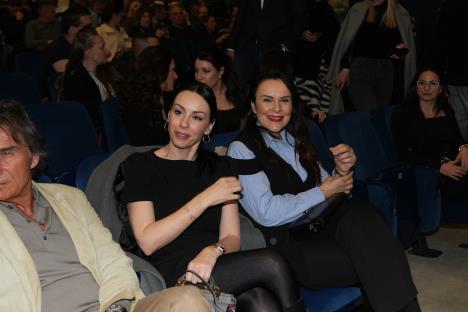 Sloboda Mićalović i njena sestra Mirjana na premijeri filma Sportsko srce u Beogradu.