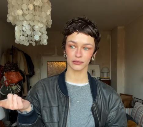 AI generisana verzija lika nemačke manekenke u modnoj reklami (2).PNG