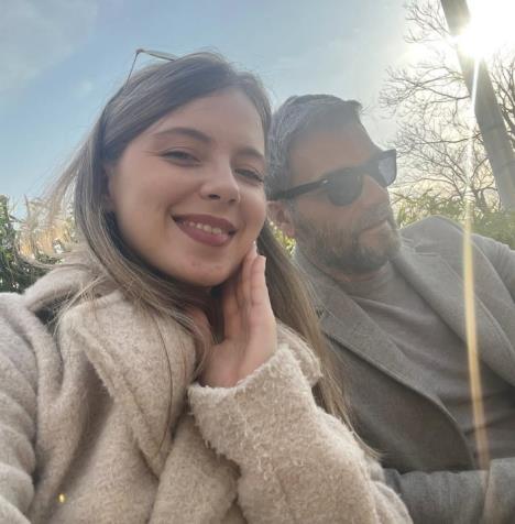 Glumac Vahidin Prelić u vezi sa 23 godine mlađom Bojanom (5).png