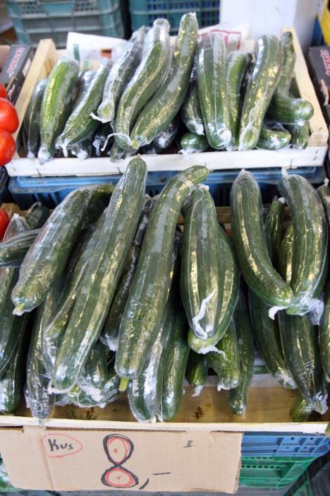 Krastavci u prodavnici umotani u plastičnu foliju radi očuvanja svežine