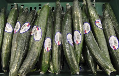 Krastavci u prodavnici umotani u plastičnu foliju radi očuvanja svežine