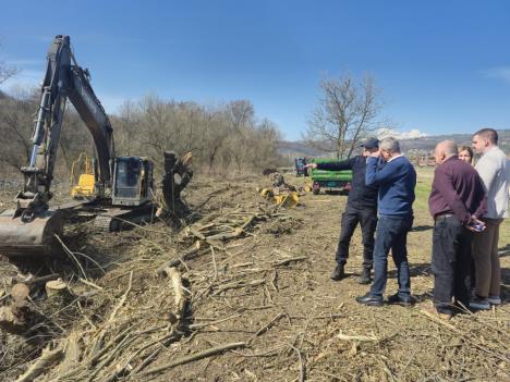 Ministar Glamočić posetio Sevojno - čišćenje za nasip.jpg
