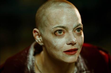 Ema Stoun u filmu Bugonia